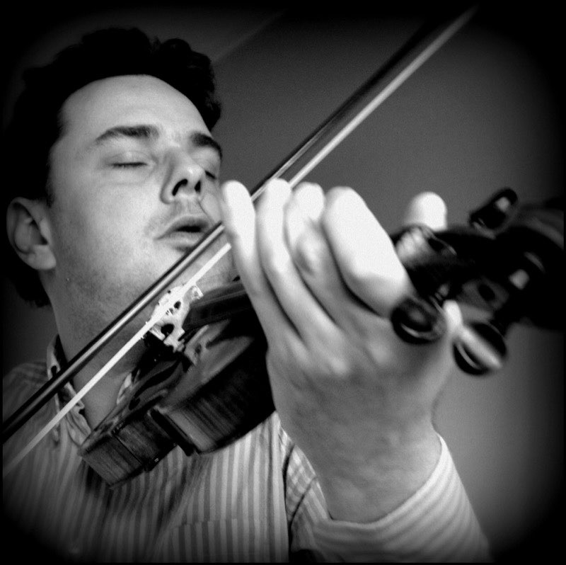 David De Henau speelt viool